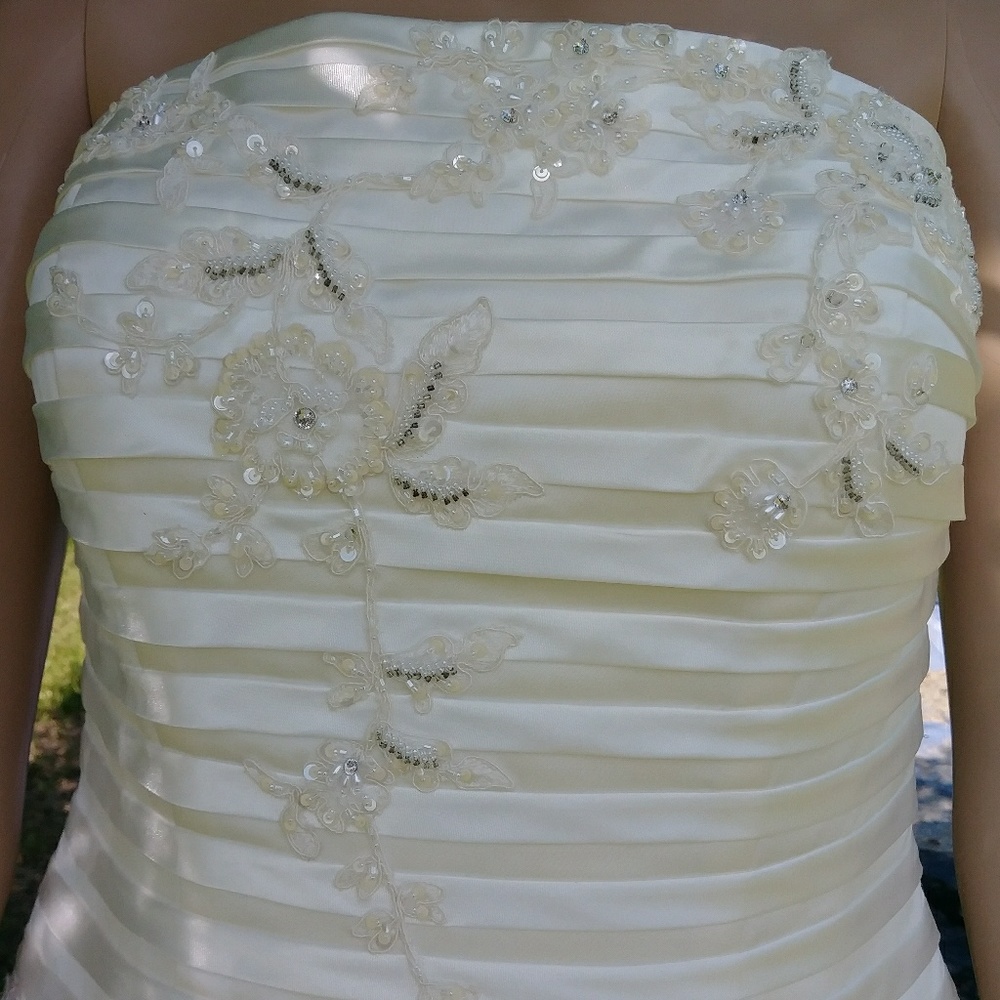 Ivory wording dress.